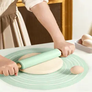 A 30cm silicone baking mat and rolling pin set, perfect for easily making cakes and dough, including a round mat cover, an essential kitchen baking tool for home bakers and cooking enthusiasts.