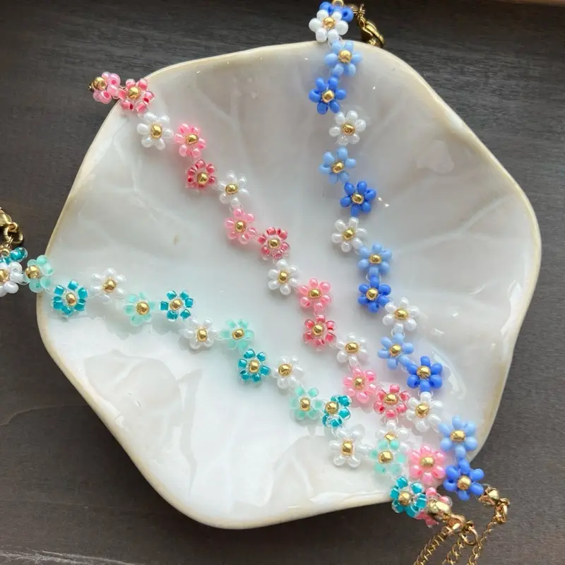 Beaded Flower Bracelet With a Zig Zag Design, Colorful Daisy Bracelet, Friendship Bracelet