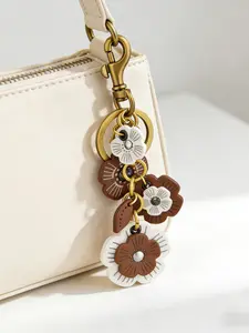 New Fashion Camellia Keychain for Underarm Bag, Flower Shape Key Chain, Leather Floral Charm, High-End Creative Gift for Women