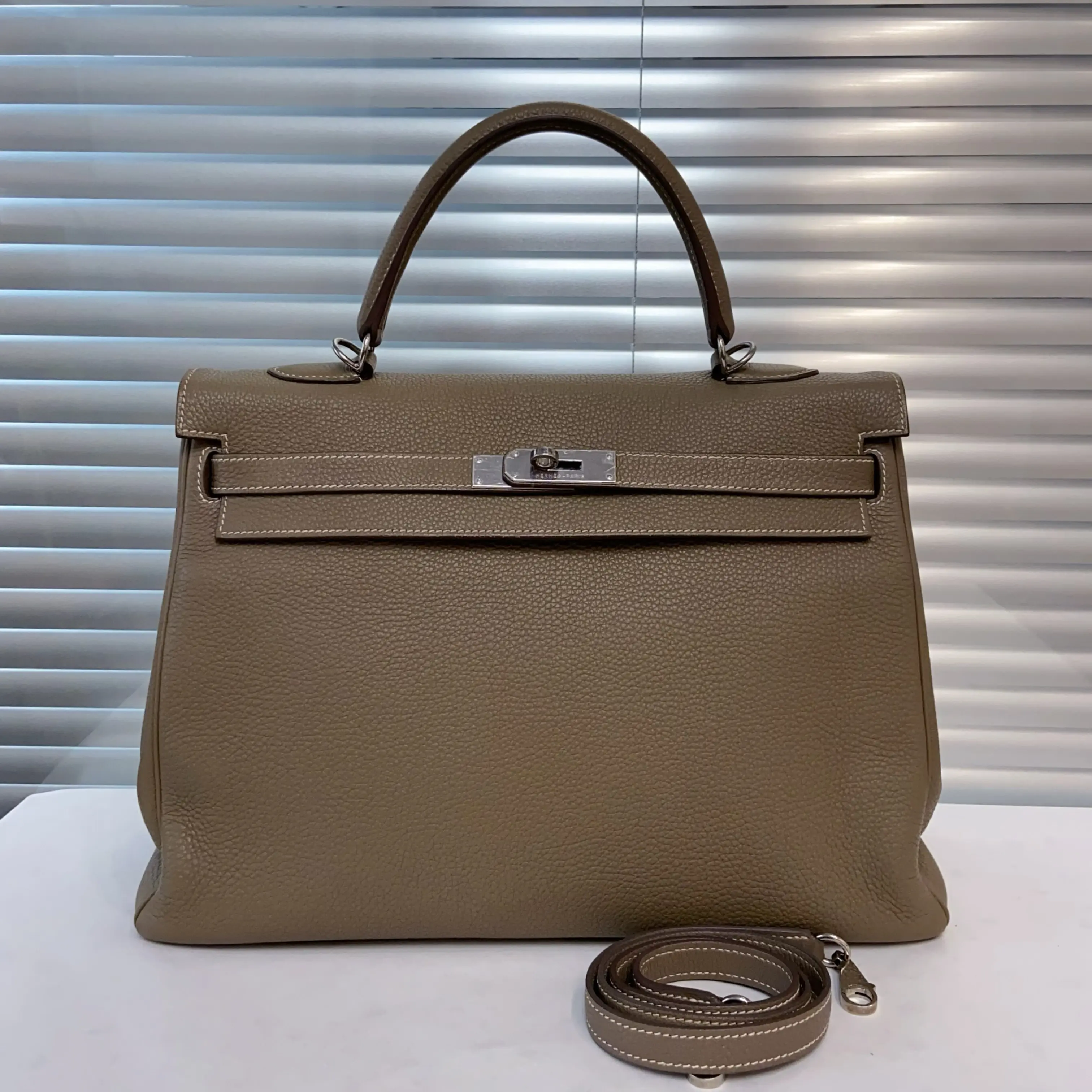 Pre-owned HERMÈS leather Shoulder Bags Kelly 35 Bag in Etoupe Togo with Silver Hardware (Stamp O) – Handheld/Shoulder Bag 52835203