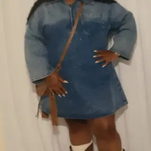 Elengatine Women's Denim Dress Half-Zip Collared Vintage Washed Blue Loose Fit Long Sleeve One Chest Pocket Trendy Casual Top for Daily Wear & Street Style Looks - Chic Autumn and Winter - Womenswear Suitable for all people, sizes range from XS - 5XL