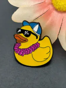 1pc Cool Cute Vacation Duck Enamel Pin, Yellow Rubber Duck with Sunglasses, Cap & Lei Brooch, Summer Beach Themed Lapel Pin Funny Jewelry Gift