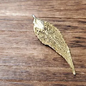 P131 gold tone harvest floss leaf pendant