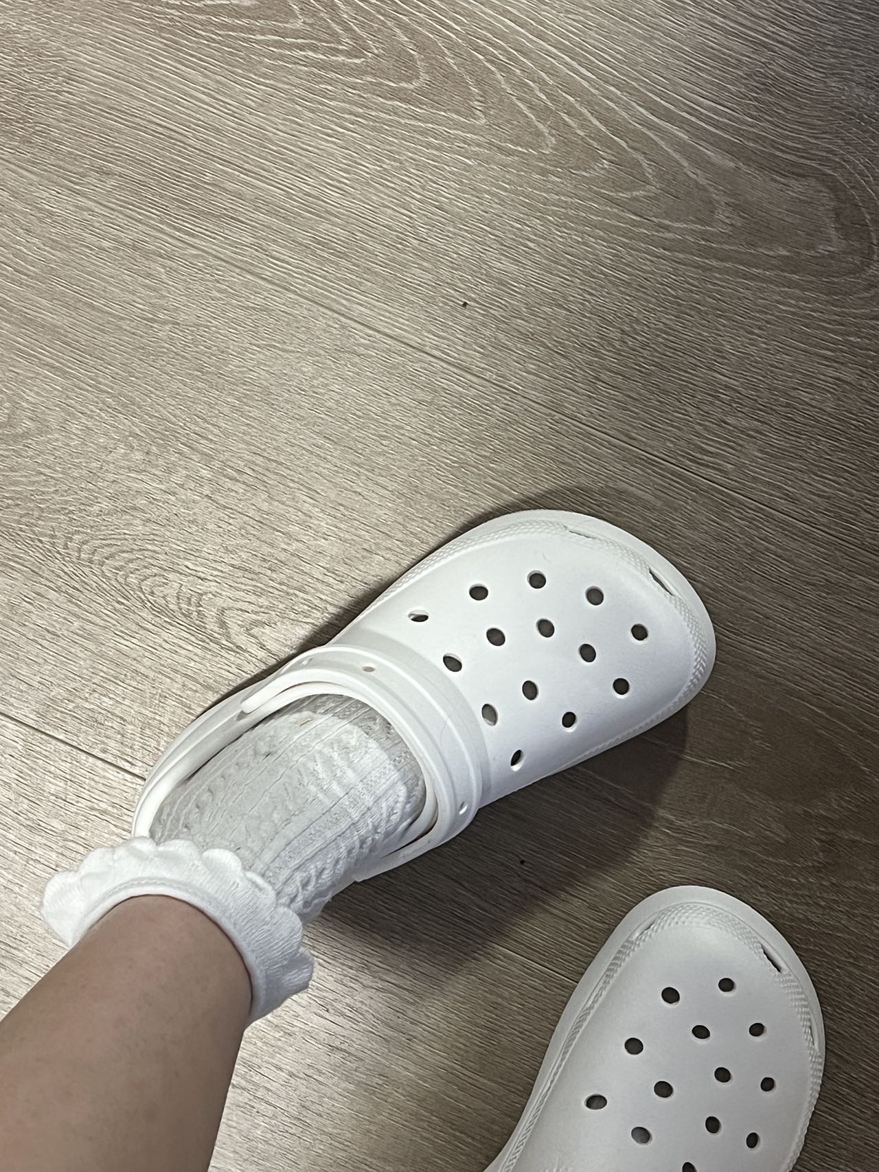 Women's Chunky Platform Hole Shoes - 4 Versatile Shades for Women, Ideal for All-Season Styling & DIY Charms