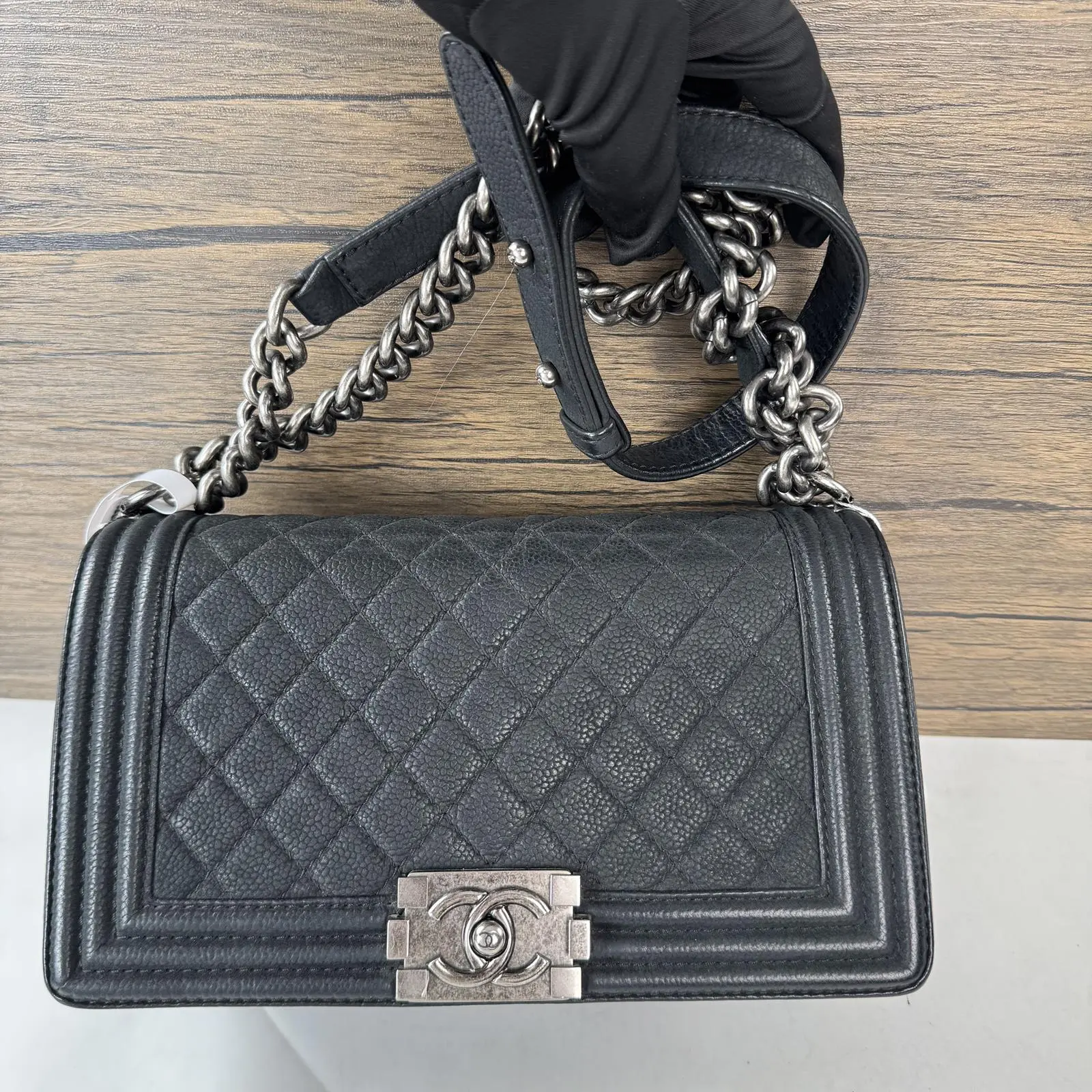 Pre-owned CHANEL Leather Shoulder Bags medium Boy bag in black grained calfskin with ruthenium hardware.+Bag charm+++