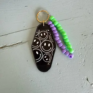 Retro Smiley Face Motel Keychain with Beaded Accent – Aesthetic Key Tag, 90s Vibes Keychain, Fun Bead Keychain for Bags & Keys