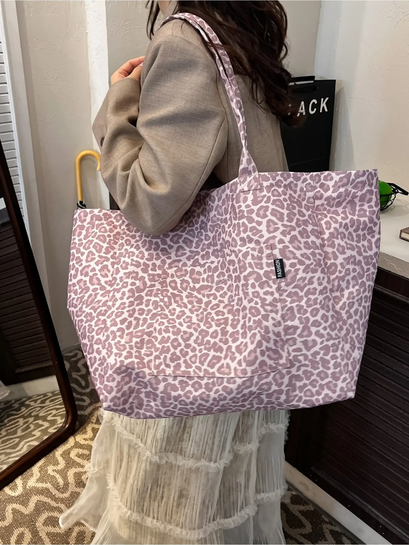Retro leopard print high-capacity tote bag, fashionable and personalized handbag, commuting and short-distance travel with cross-body bag, Fashionable Patterned Bag, Fashionable Bags