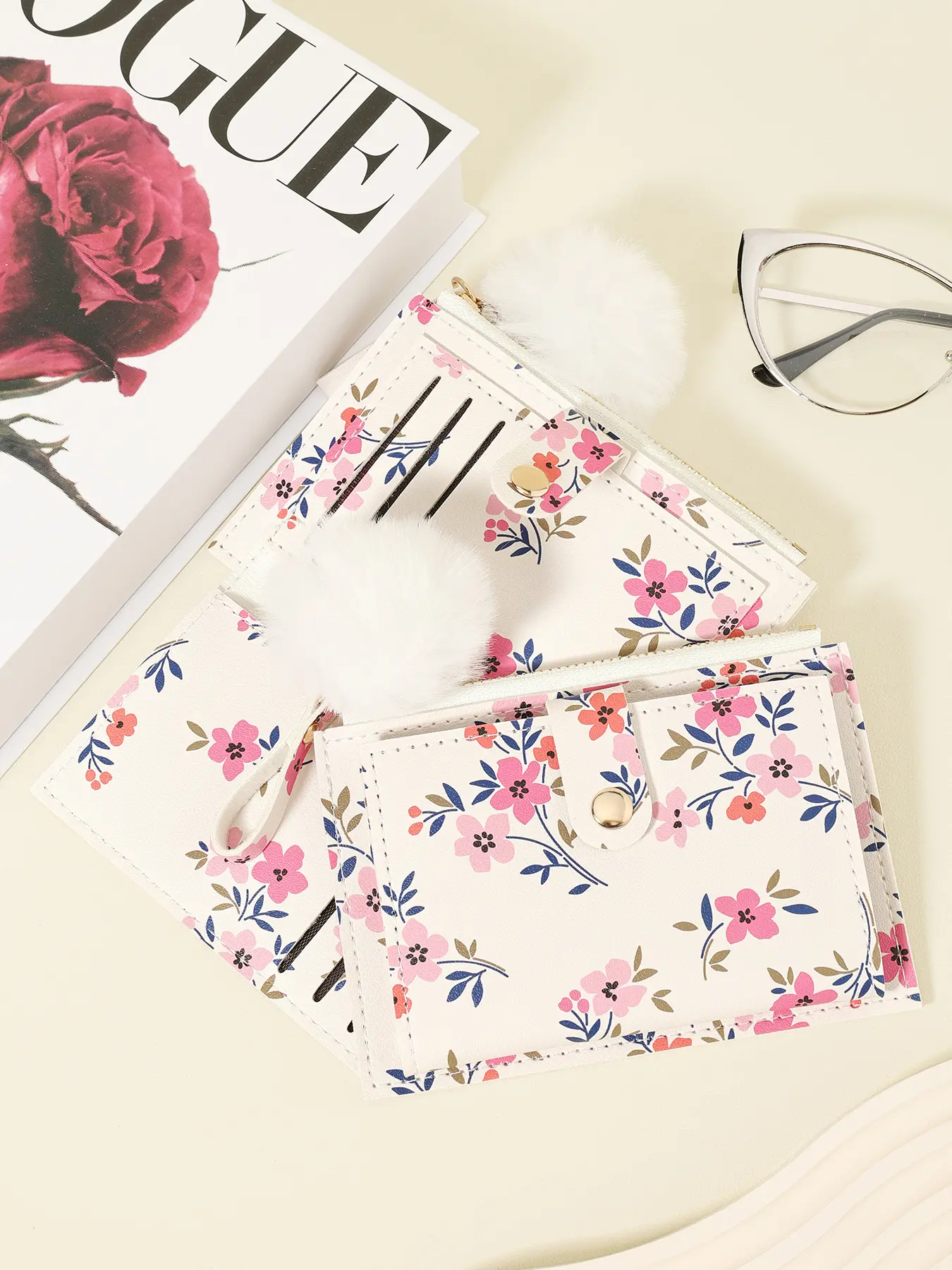 Fashionable card holders, lightweight and portable cash, ID cards, credit cards, Adorning a Stylish Pom pom Accent, high-quality credit card storage bags, simple and casual multi card holders, women's card bags, men's card bags