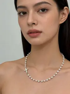 Simple and exquisite small cross pendant choker necklace for women and girls, a complete Easter gift with beautiful jewelry and an adjustable chain.