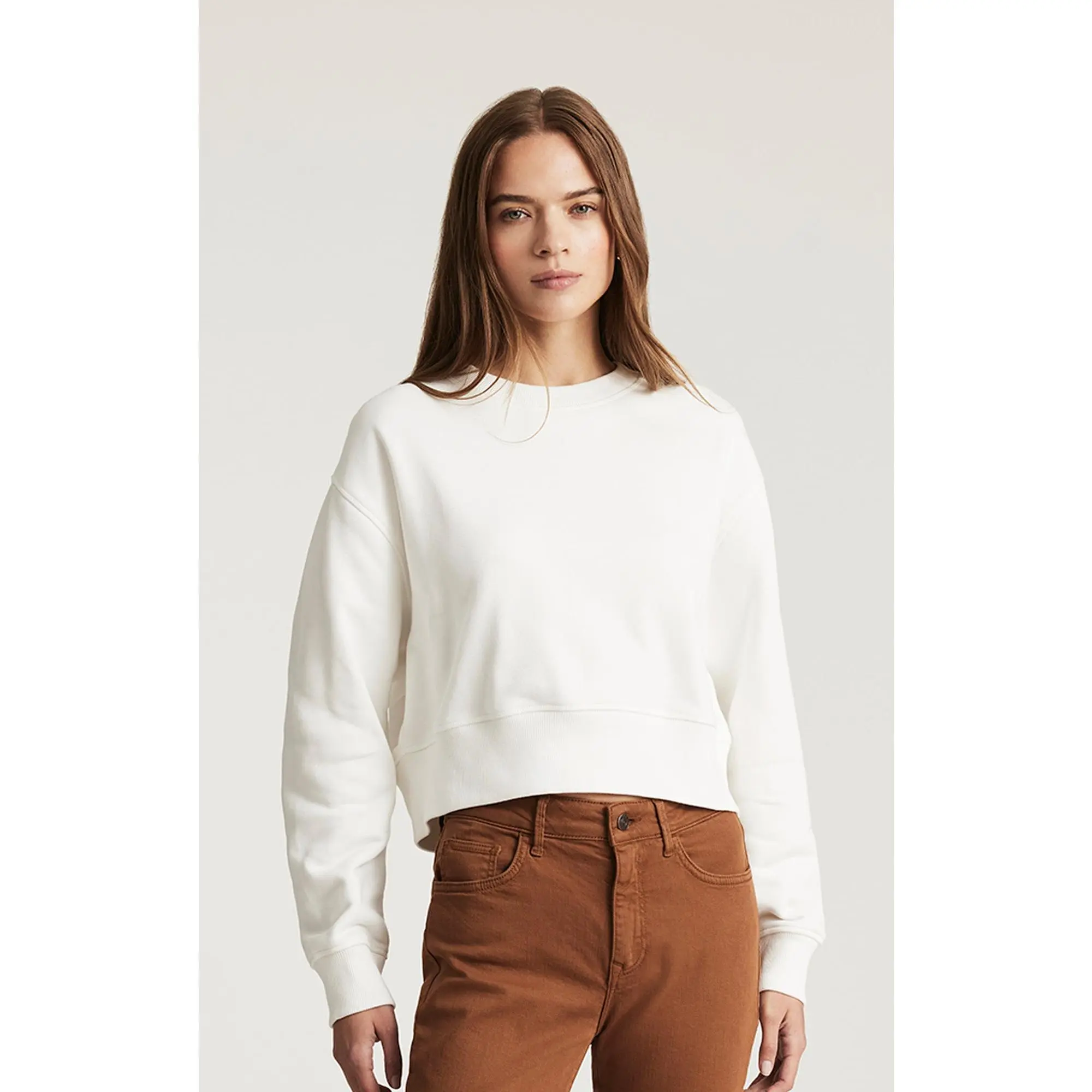 CROPPED CREW NECK SWEATSHIRT IN ANTIQUE WHITE