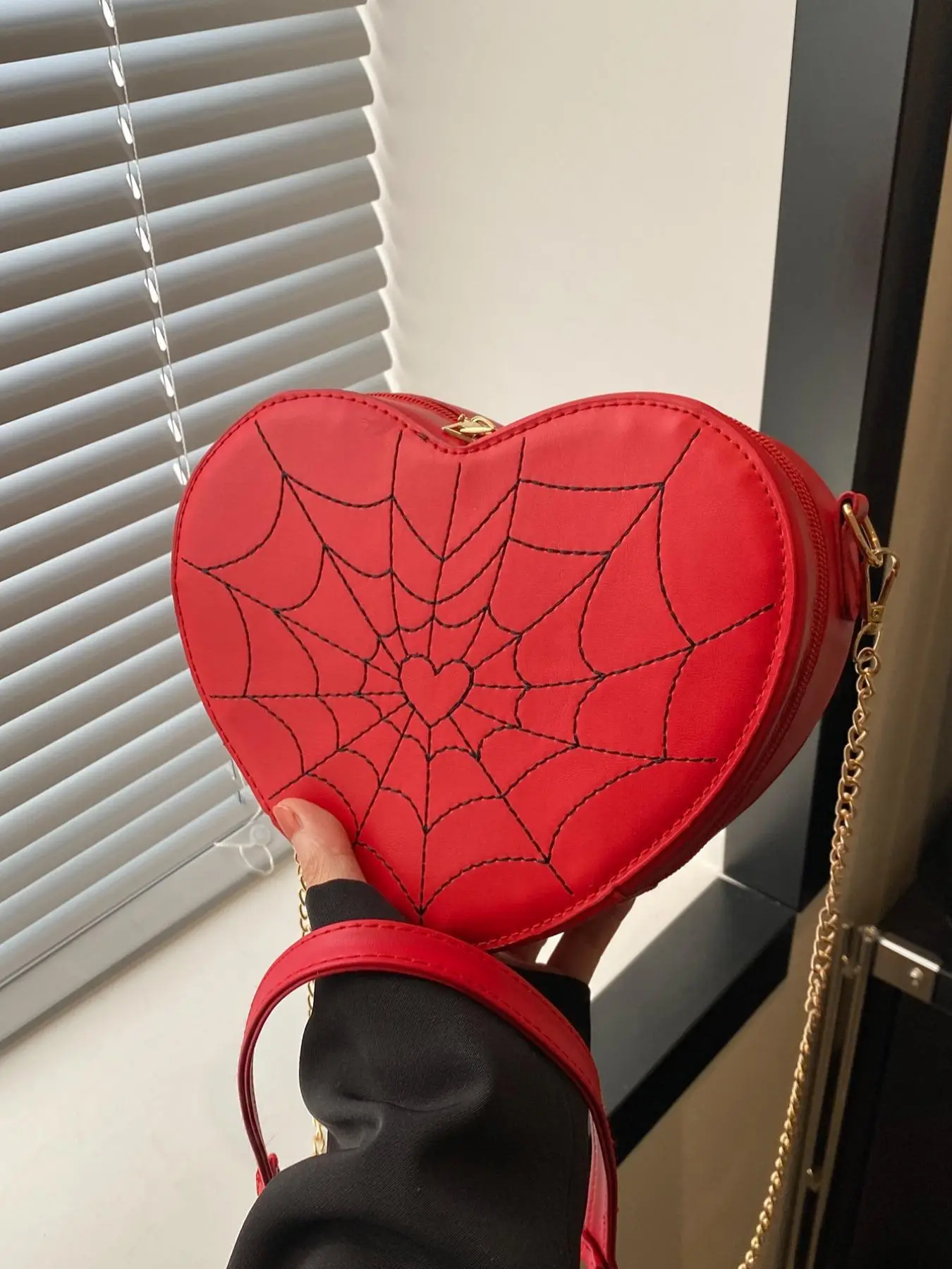 Fashion Spider Web Pattern Heart Shaped Crossbody Bag, Casual Zipper Shoulder Bag for Women & Girls, Casual Versatile Commuting Bag, Girl Shopping Ba