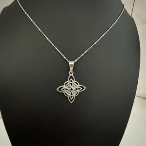 Witch’s Knot Necklace/Nudo de Bruja
