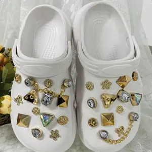 USOQ 22PCS Shoe Decoration Charms for Crocs Bling Shoe Charms for Women, Flower Pearl Shoes Decoration Charm Rhinestone Shoes Chain Charm Cute Shoe Charms DIY Shoe Accessories for Birthday Party