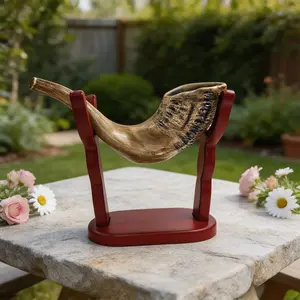 2pcs Set Resin Jewish Shofar & Solid Wood Red Stand, Vintage Religious Style, Realistic 3D Horn Texture, Stable Display Base, Desktop Decor for Jewish Christian Believers, Religious Collectors, Home Synagogue Display & Faith Gift