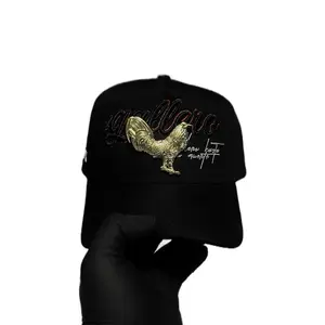 Gorra Del Gallo, Color Negro Con Detalles En Rojo Y Blanco