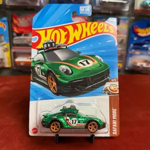 Hot Wheels Super Treasure Hunt Green Porsche 911 Rally Car, Includes Protector