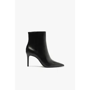 MIKKI BOOTIE