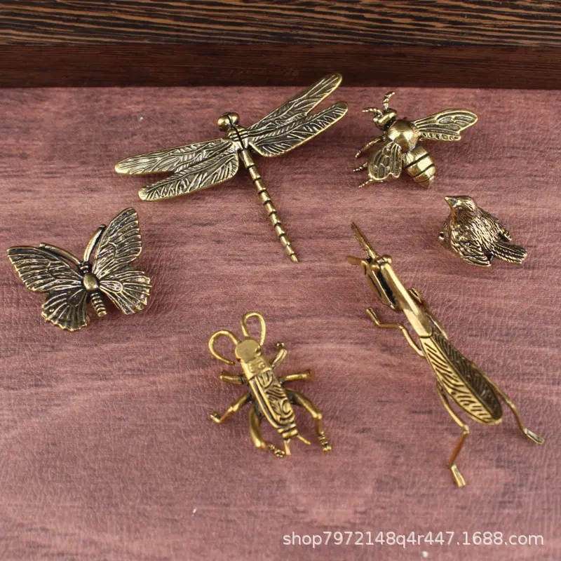 Brass insect and small animal desktop ornaments: butterfly, dragonfly, cricket, collectible specimens, mantis, bee, insect decorations