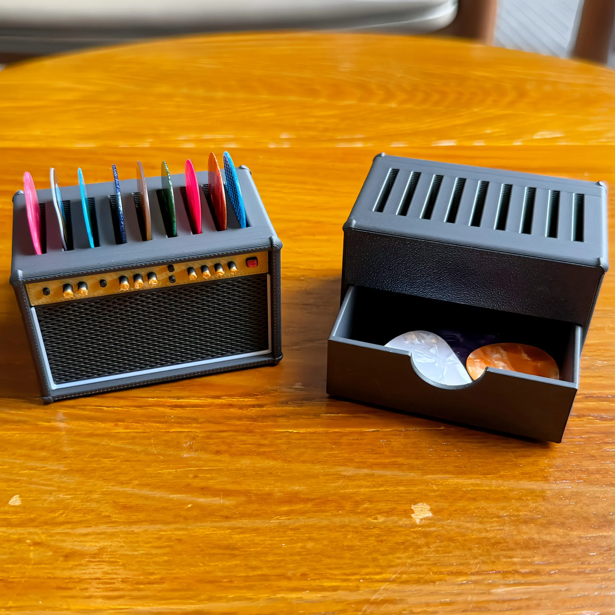 New Guitar Pick Holder Box + 5 Picks Set, Random Color, 0.96mm Thick, 9 Slots, Holds 28-30 Picks, Durable Plastic, Acoustic Guitar Accessories, Essential for Guitars/basses/ukuleles