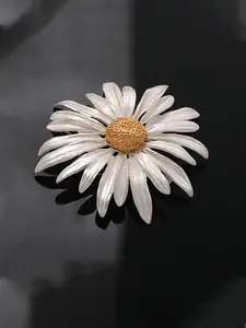 Elegant Daisy Brooch Pin for Women, High-End Unique Design, Anti-Slip Safety Pin, Stylish Lapel Flower Accessory for Suits, Fashion Accessory