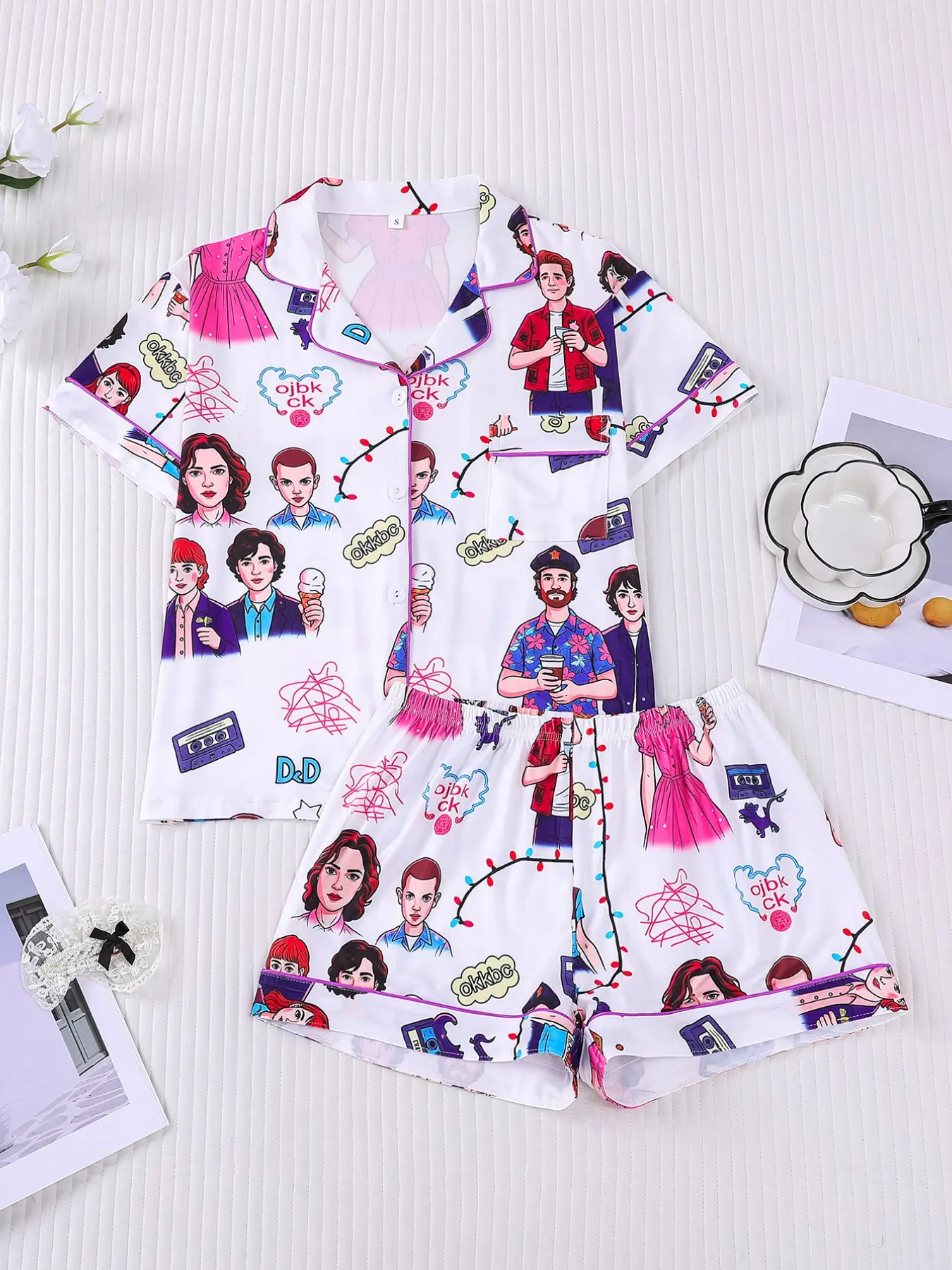 2-Piece 80s Retro Character Print Pajama Set Loungewear - Retro TV Series Themed Short-Sleeve Pants (Button-Up Collar + Elastic Waist) - Suitable for Adults at Home / TV Binge-Watching