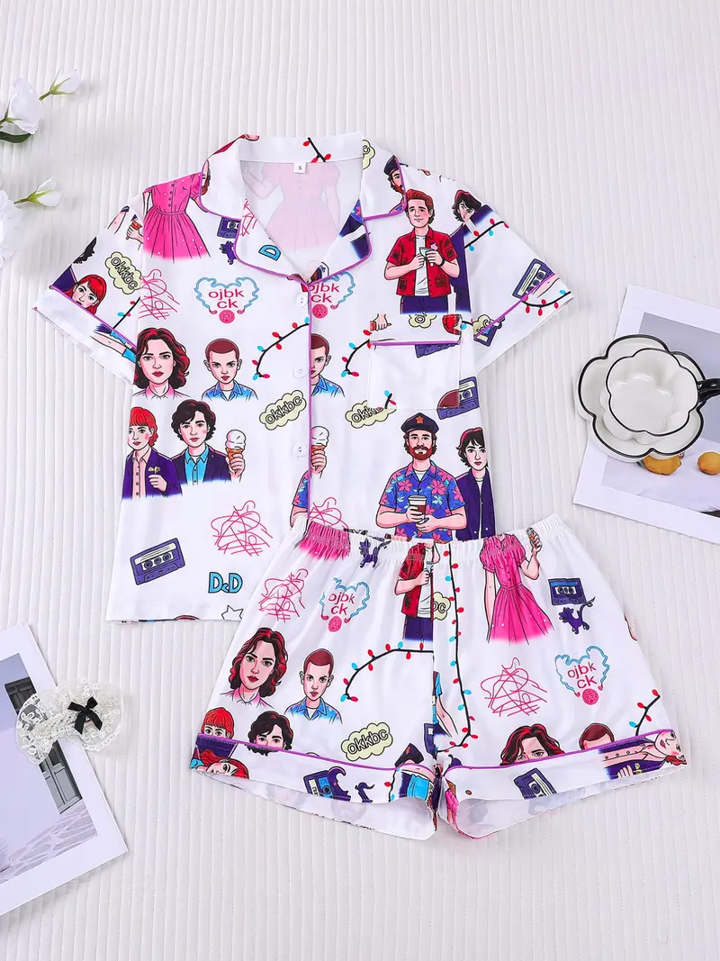 2-Piece 80s Retro Character Print Pajama Set Loungewear - Retro TV Series Themed Short-Sleeve Pants (Button-Up Collar + Elastic Waist) - Suitable for Adults at Home / TV Binge-Watching