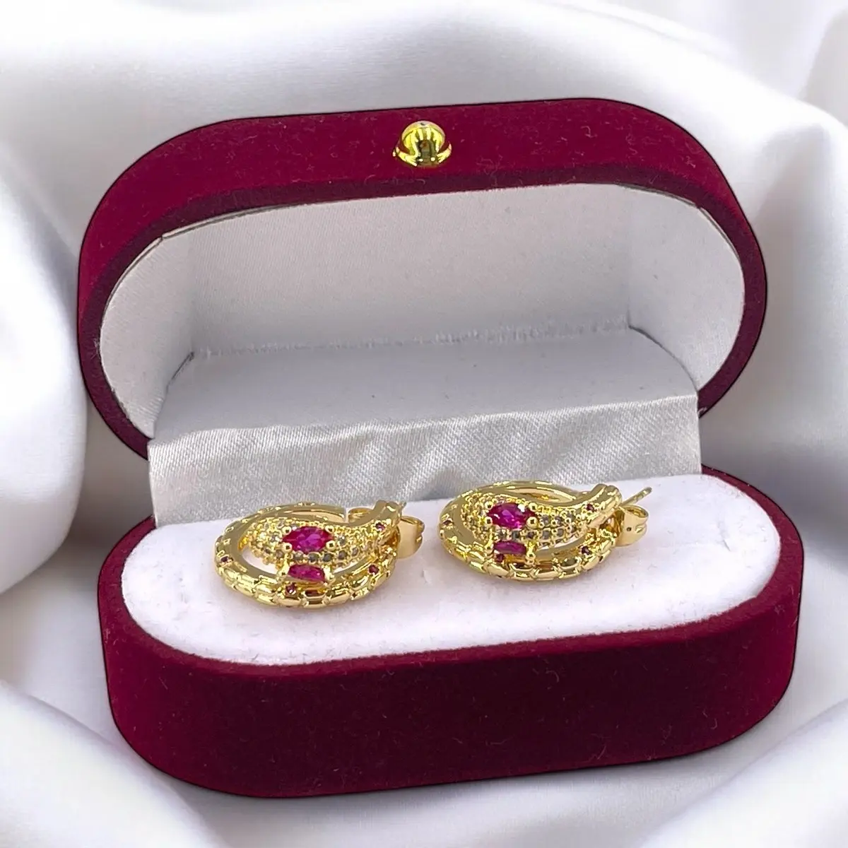 Snake-shaped earrings with zircons gold plated 18k/aretes con forma de serpiente chapado en oro 18k Display not included