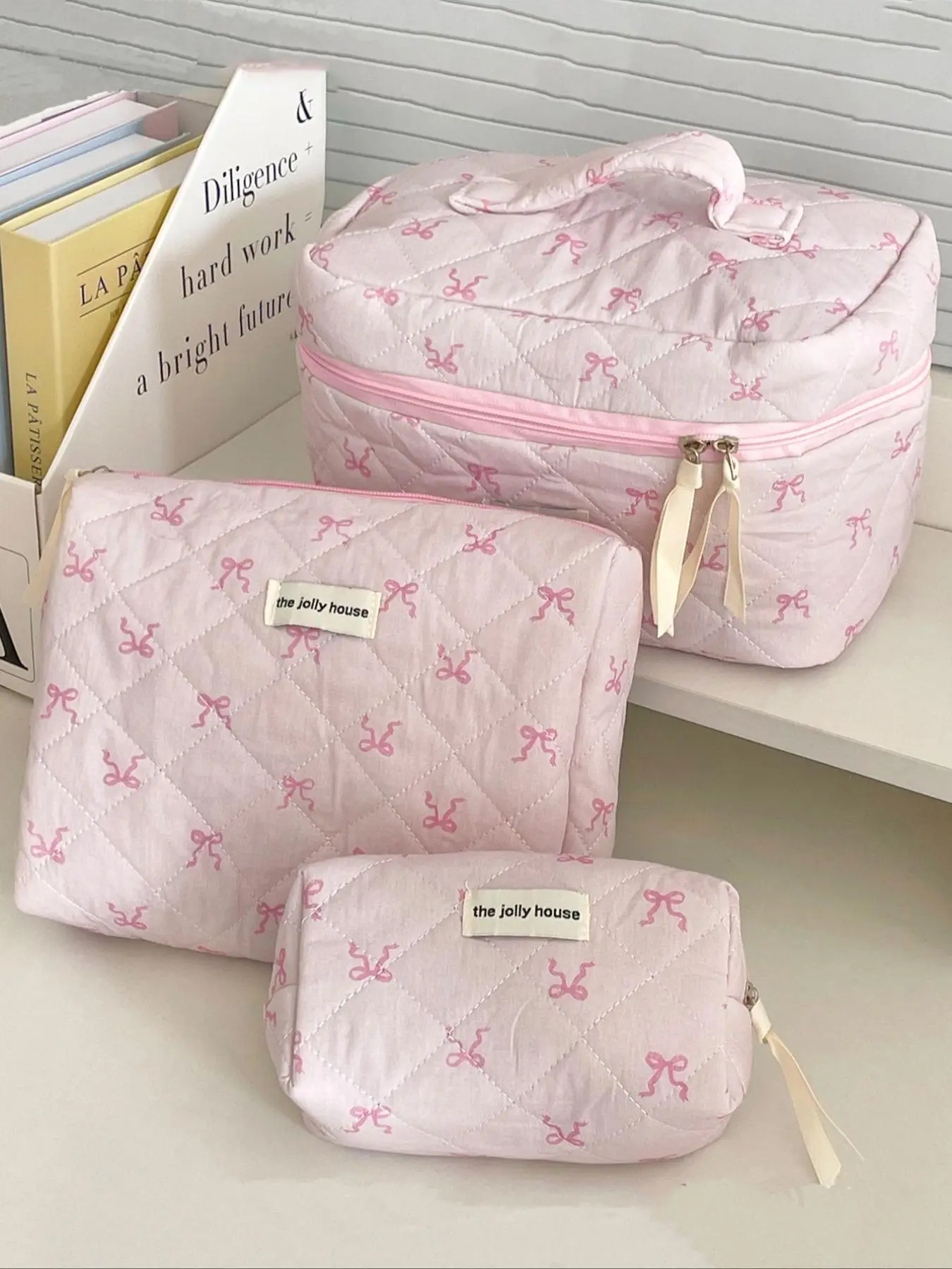 Quilted Cartoon Bowknot Pattern Makeup Bag, 2025 New Style Travel Cosmetic Storage Bag for Women and Girls, Travel Storage Bag for Working, Dating, Sh