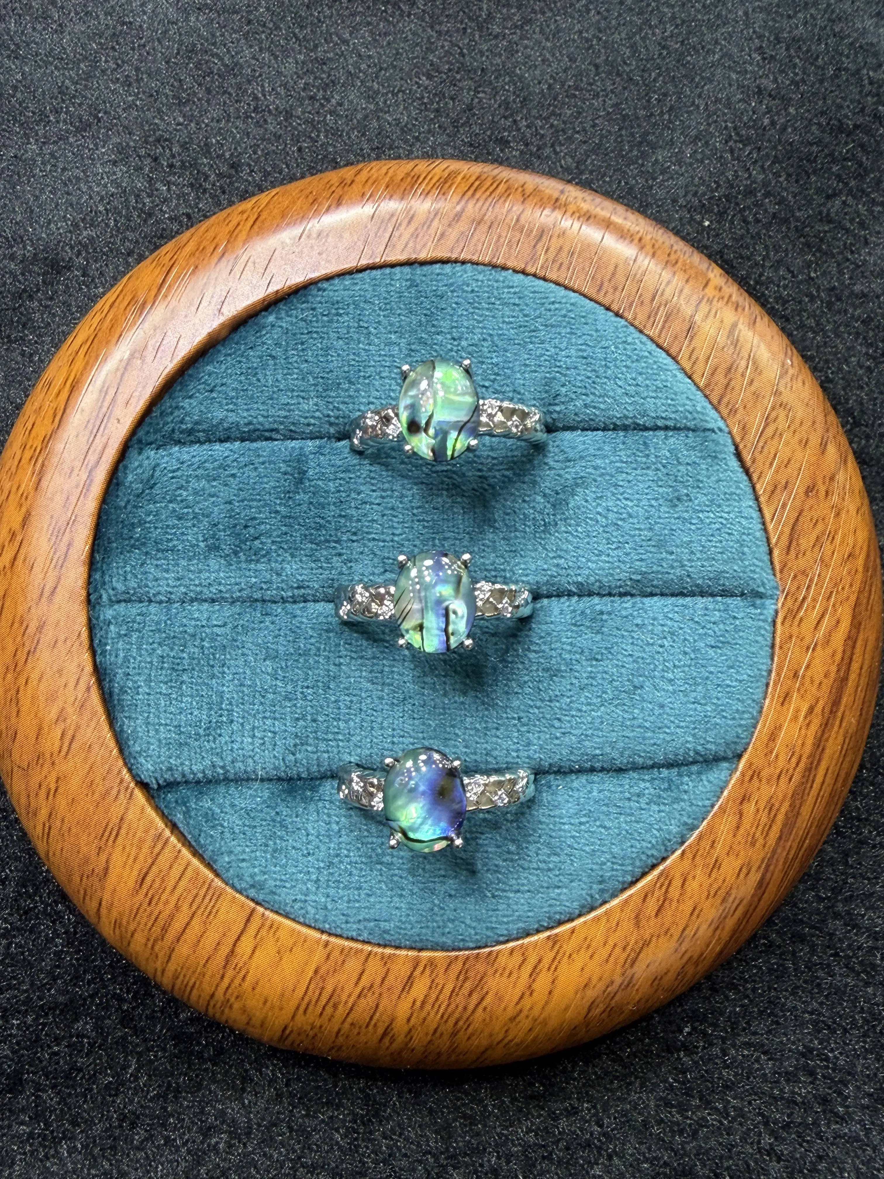 Raya(21116)gc.Oval Natural Abalone Shell Silver‑Plated Ring