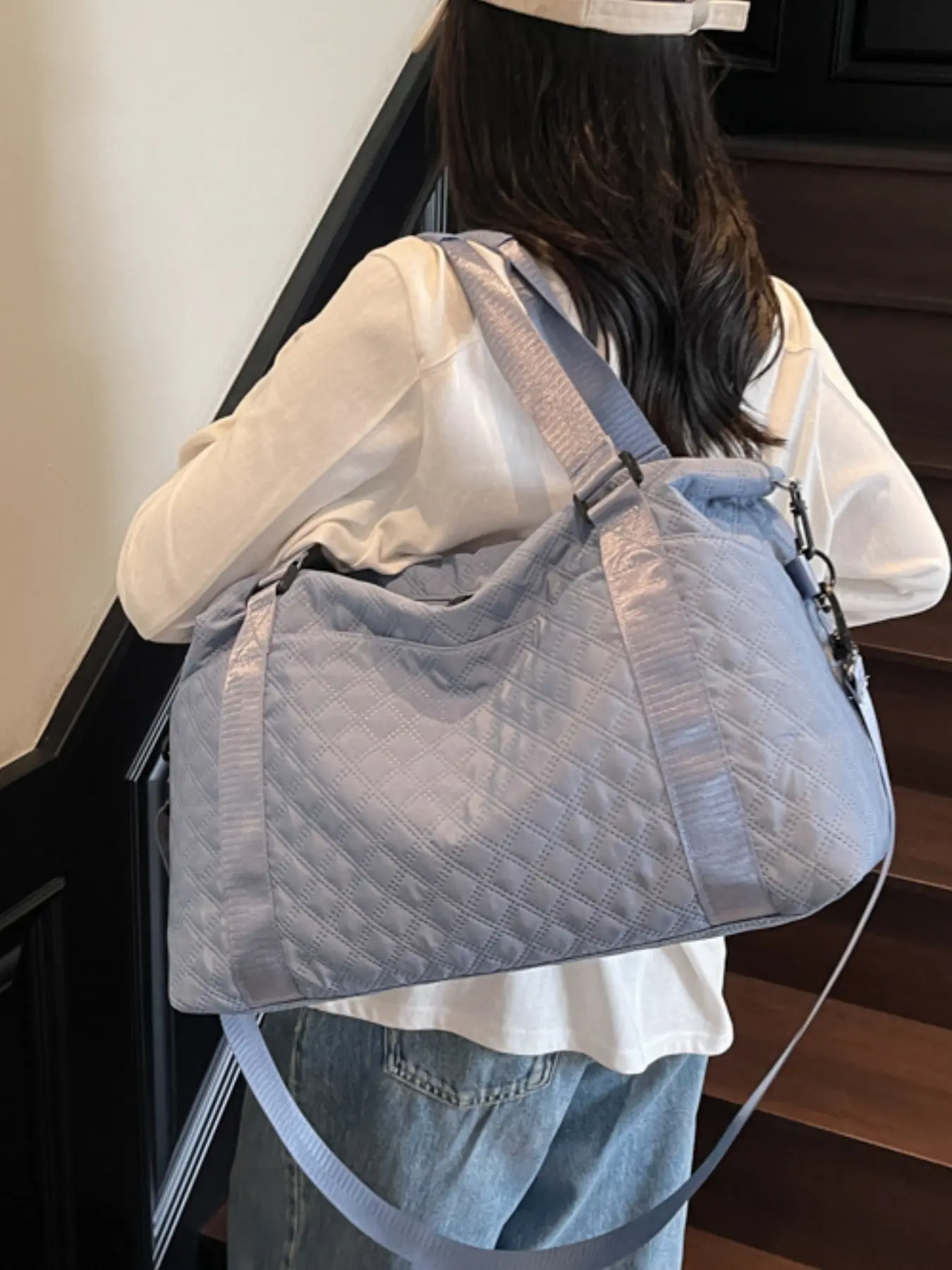 New Fashion Casual Versatile High-End Sports Style Gym Travel Duffel Bag, Large Capacity Lightweight Shoulder Crossbody Bag for All Seasons