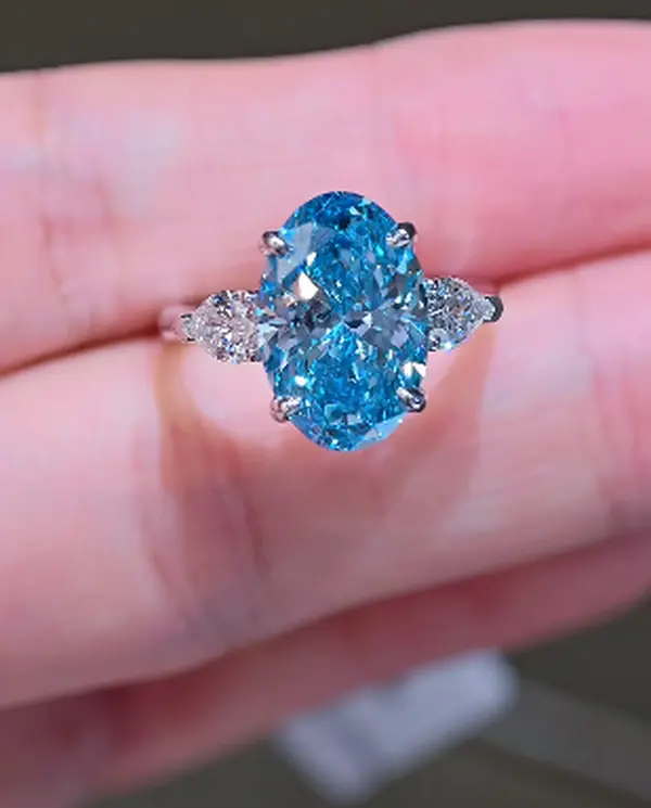 18K Oval‑Shaped Three‑Stone Lab‑Grown Blue Diamond Ring, 5.01ct Center, 0.74ct Accent,  Weight 4.89g, US Size 6.5, Resizable