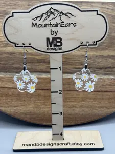 Acrylic earrings with cute daisys