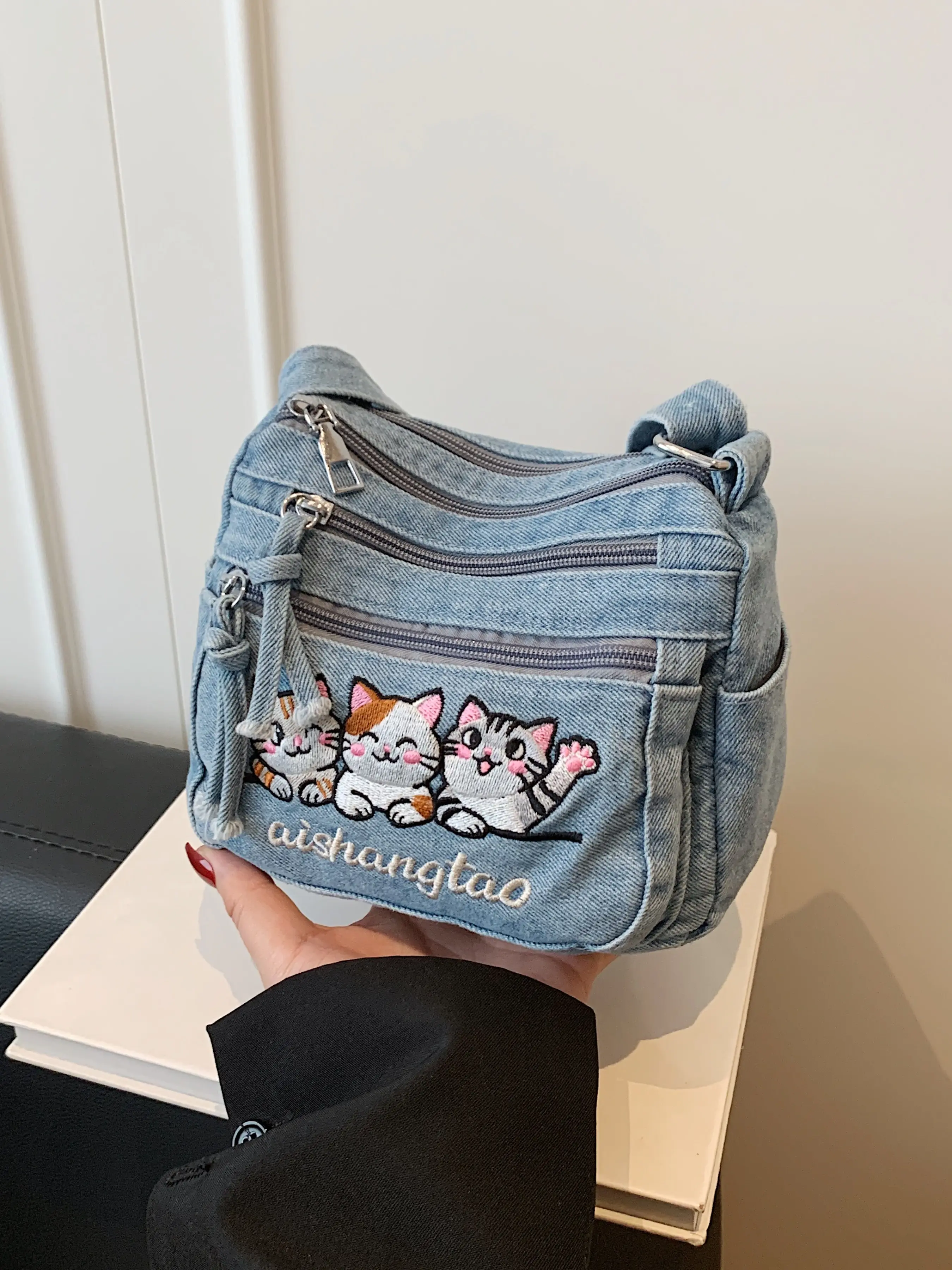 Cute Three Cats Embroidered Denim Crossbody Bag, Multi-Pocket Fringe Lady Casual Shoulder Bag, Daily Use Fashion Accessory, Cross Body Purse, Fashionable Crossbody Bag, Fashion Crossbody Bags