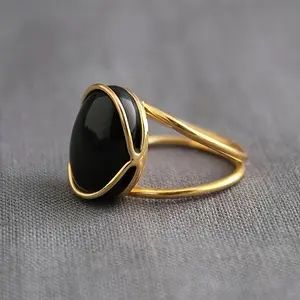 Dainty double band ring，A minimalist-style ring that can be worn daily.It adopts a double-strand ring design, which is both lightweight and ensures the stability of wearing.Minimalist and light luxury style.