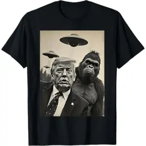 Cotton Funny trump bigfoot Selfie with UFOs Weird Alien T-Shirt