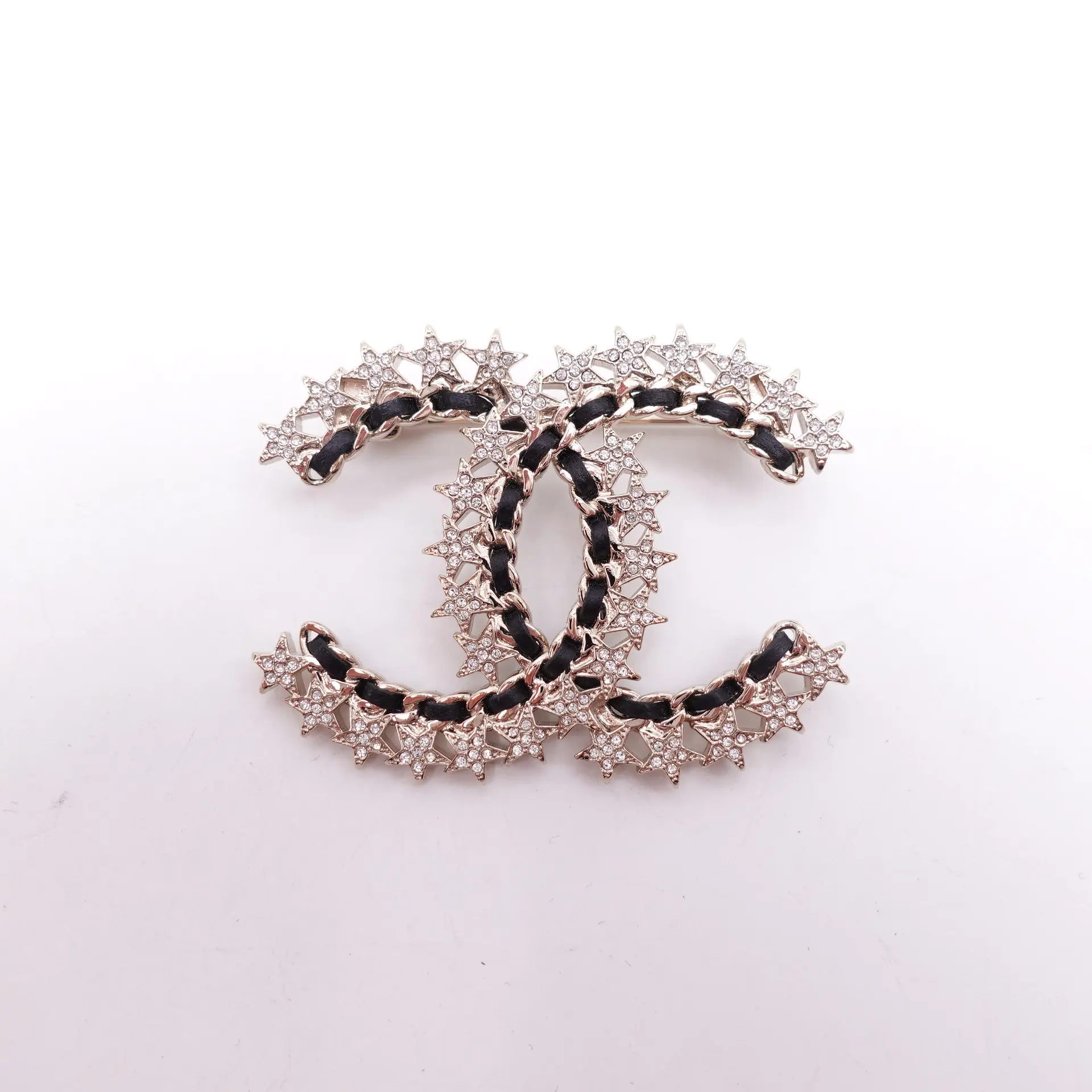 Pre-owned Chanel Gold Mental & Calfskin Leather Brooch T10422043