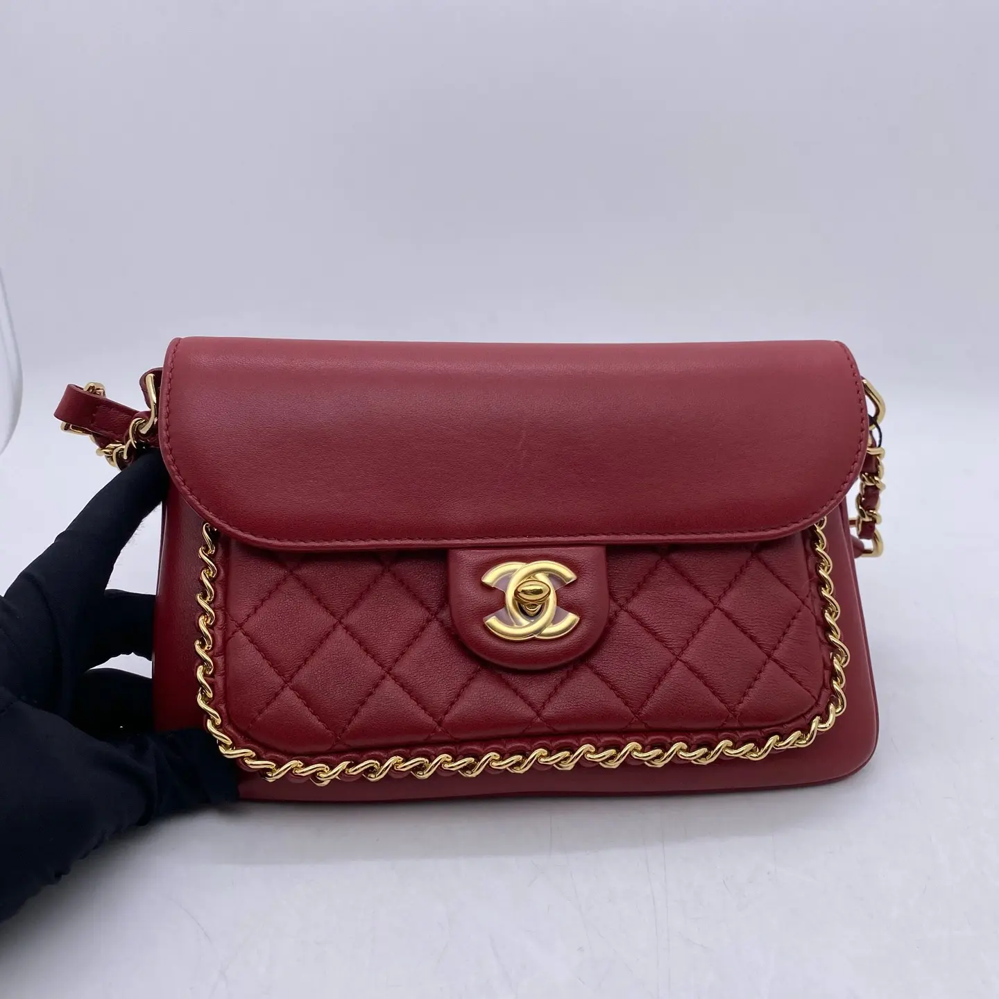 Pre-owned CHANEL Red with Gold Trim Chain Envelope Handbag & Crossbody Bag（2603910）