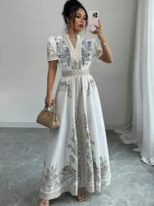 A fashionable women's paisley patterned waist cinching long dress with a vintage paisley pattern. The waist cinching design is suitable for commuting to work, shopping and outdoor activities, indoor and outdoor dressing