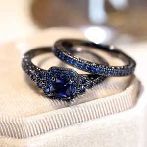 This elegant silver-plated couple's ring set is perfect as a gift for women and ideal for dates.