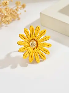 Handwoven Raffia Daisy Flower Statement Ring for Women, Adjustable Gold Plated Ring in 6 Vibrant Colors, Boho Chic Summer Beach Jewelry, Lightweight Comfortable Wear, Perfect for Vacation, Party, Daily Outfits, Ideal Gift for Her, Girlfriend, Mom