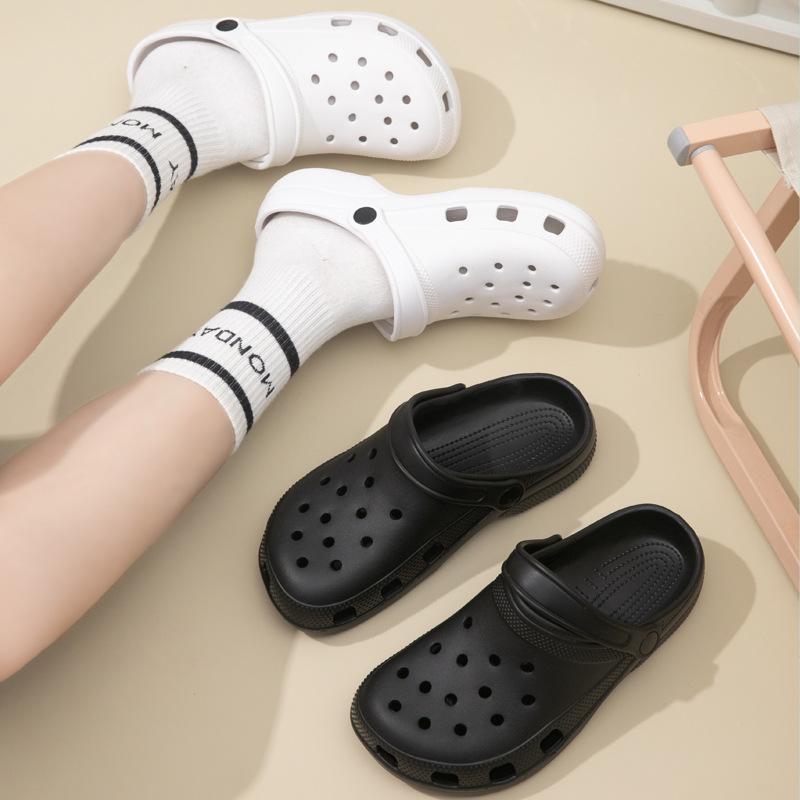 Classic two-way perforated shoes — black/white dual color for couples, EVA breathable non-slip closed-toe slides, suitable for home and outdoor use, beach shoes