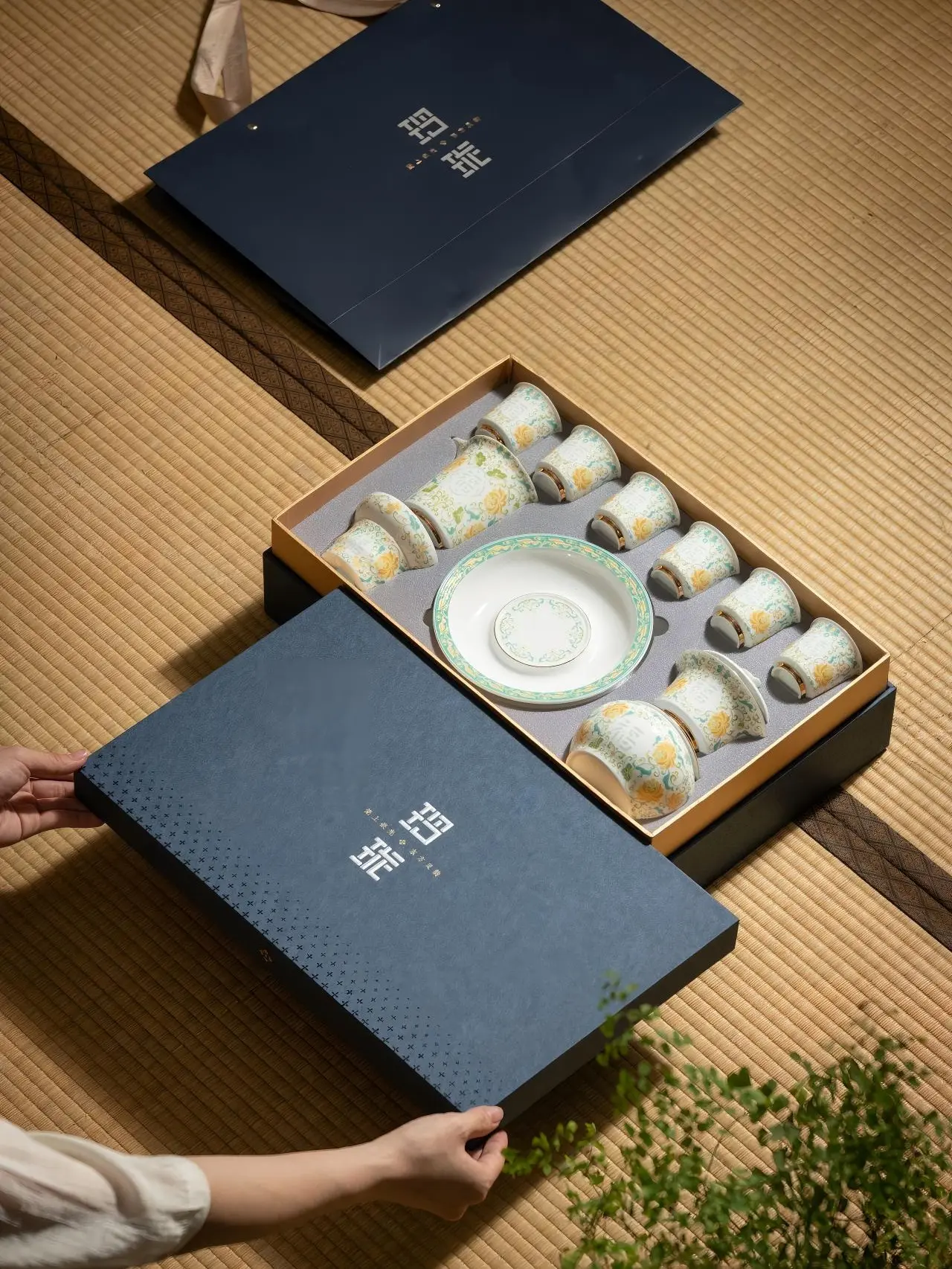 Luxury Linglong Porcelain Gaiwan Tea Set | Heat-Insulated Hover Lid High White Ceramic Tea Bowl, No-Scald Home Tea Set with Teacups