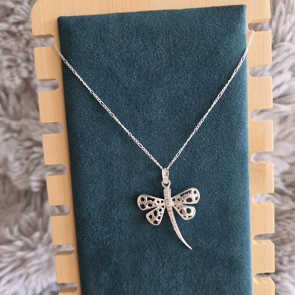 Cadena estilo Fígaro delgada con dije de luvelula con zirconias. plata .925 Mexicana