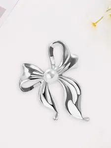 Elegant Pearl Bow Brooch Pin for Women, Stylish Lapel Accessory, Perfect for Bags & Jackets, Unique Gift Idea