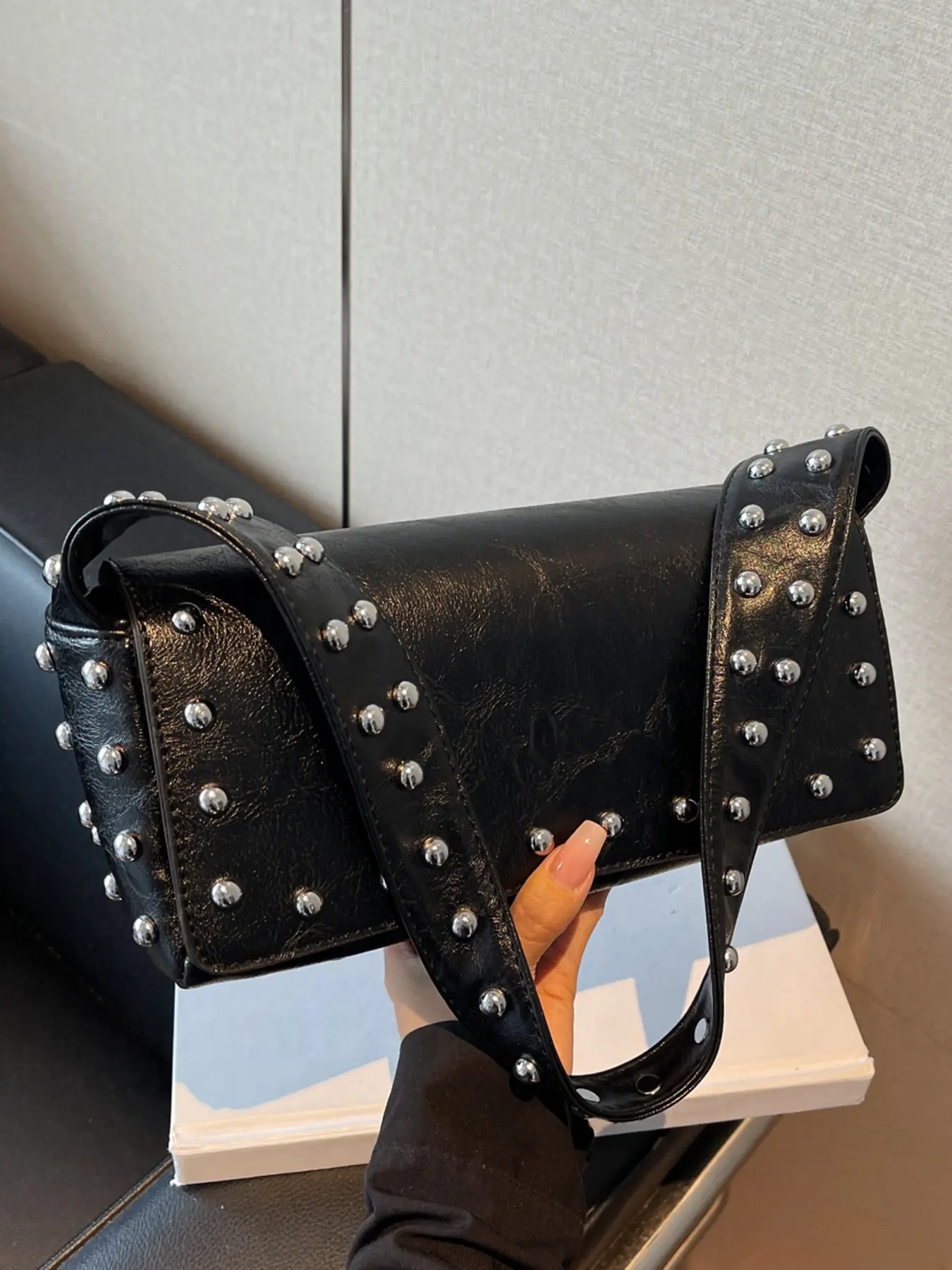 Accessory embellishments make the minimalist bag, Embellished shoulder bag, Fashionable bags, lightweight and comfortable to carry, adjustable shoulder straps to adapt to different body shapes, daily use of mobile phones, Casual Trendy Purses