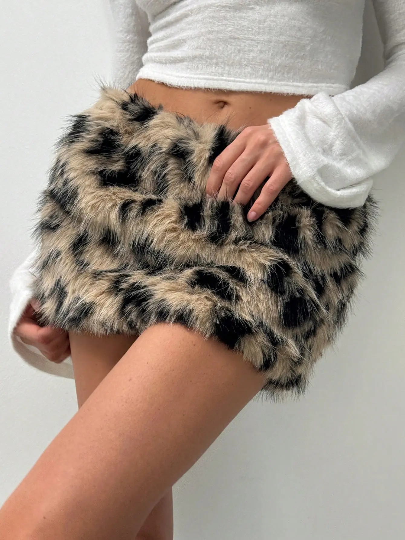 Women’s Y2K Low-Waist Fluffy Mini Skirt – Cute Fuzzy Festival Bottoms for Music Events, Parties, Raves & Dance Outfits – TikTok Viral Style