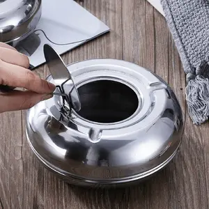 New covered ashtray, detachable outdoor cigarette tray holder, suitable for home bedroom and office desktop decoration.