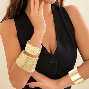 3PCS Golden Bangle Bracelets Set, Arm Cuff Upper Arm Punk Jewelry, Chunky Golden Cuff Bracelets for Women, Chic Semi-Circle Hollow C-shaped Bangle, Trendy European-style Fashion Bracelet