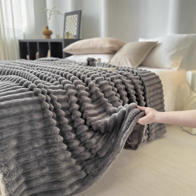 Ultra-Soft Plush Blanket, Cream Color Design, Soft and Skin-Friendly, Warm and Comfortable. Suitable for Beds, Sofas, and Home Decoration,  Ideal Gift for All Seasons.