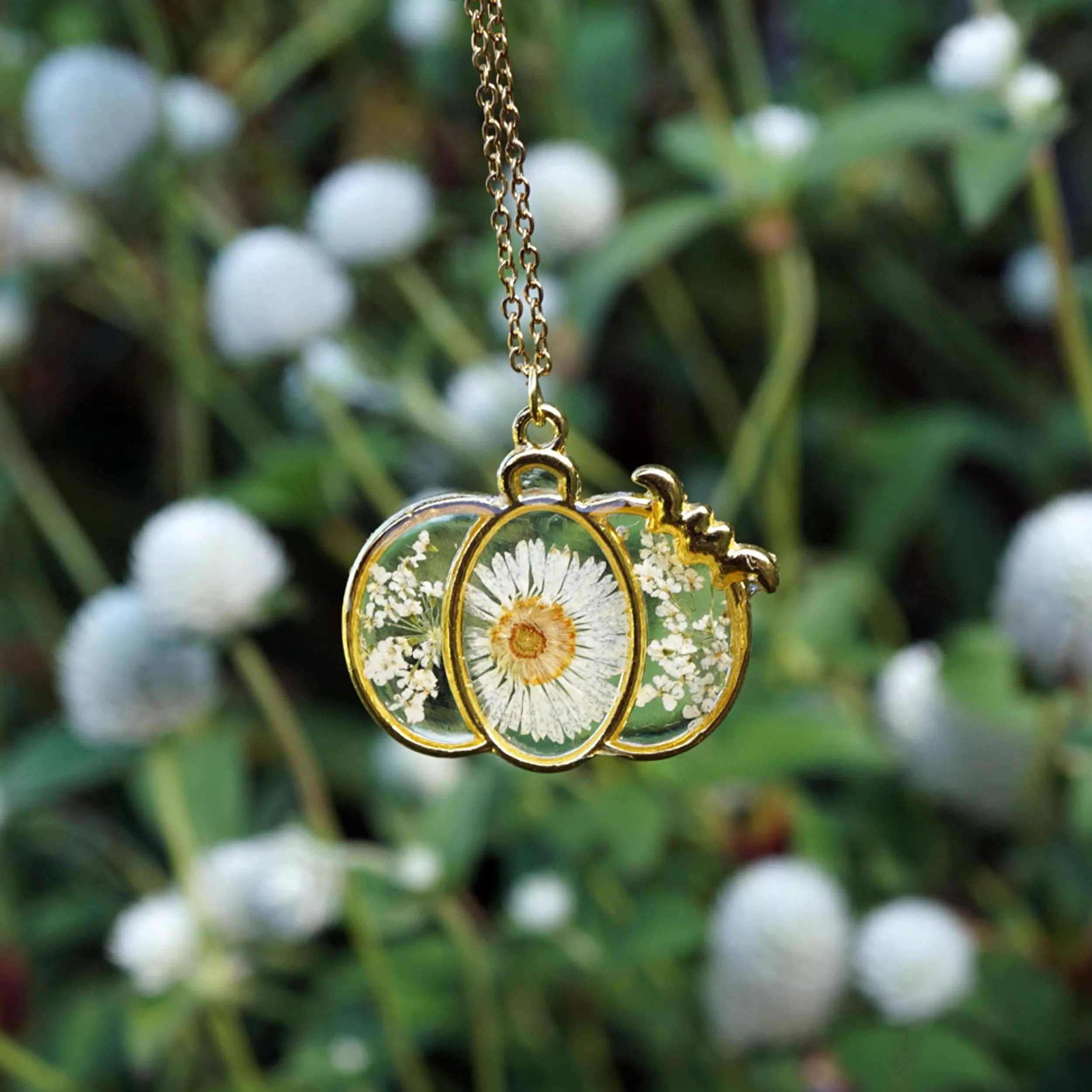 White Pumpkin and Daisy Fall Necklace, Real Pressed Daisy, Halloween Necklace, Jack-o-lantern, White Pumpkin, Resin Flowers, Autumn Necklace